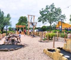 Beleef spanning en plezier in de Buitenhaven van DippieDoe! Buiten zijn er verschillende attracties waar je jezelf uren kan vermaken. Beleef spanning en plezier in de Buitenhaven van DippieDoe! Buiten zijn er verschillende attracties waar je jezelf uren kan vermaken.