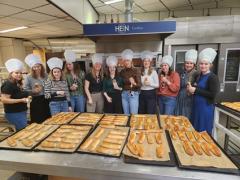 WORSTENBROODJES bakken als familiefeestje, teambuilding, BAKDATE of met vrienden, collega's, sportclub. Bak samen gezellig worstenbroodjes.