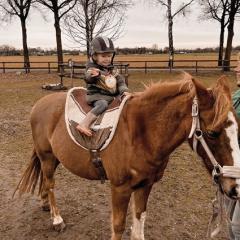 Bij Kato Kids mag je lekker buiten spelen, varkentjes knutselen, ons mega boerderij-spel spelen, BootCampen en vies worden!