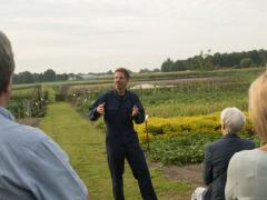 Een korte presentatie van boer Henk over het natuurlijk telen van groenten met iets te drinken en te proeven, een uitgebreide rondleiding en lunch