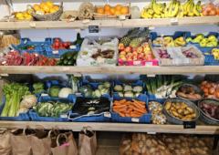Bij ons vind je een uitgebreid assortiment aan verse groenten en fruit, rechtstreeks van ons eigen land.