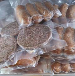 Speciaal voor liefhebbers van buiten koken hebben we een uitgebreid assortiment barbecue- en gourmetvlees, evenals diverse heerlijke salades.
