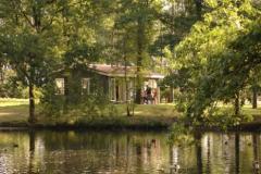 De gezellige chalets, white camp cottages en bungalows liggen royaal verspreid over het bungalowpark.