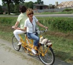 Na ontvangst een fietstocht door het fraaie Brabantse land naar een van brouwerijen in de buurt, maar eerst even lol en scheuren in een badkuip.