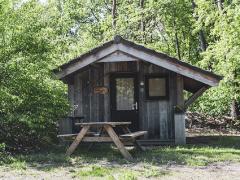 Deze sfeervolle houten huisjes bieden een back to basic maar comfortabele kampeeraccommodatie. Zeer geschikt voor kampeerders op doorreis en fietsers.