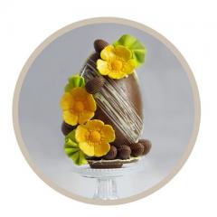 Een prachtexemplaar, zo’n chocolade paasei met choco-eitjes en bloemen. Deze maak je tijdens de 2,5 uur durende workshop.