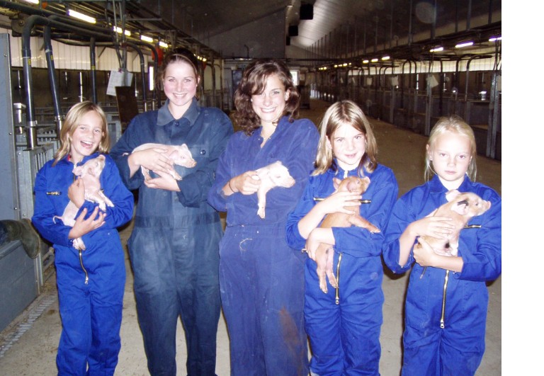 van 14.00 tot 16.30 biggetjesknuffelen.Iedereen krijgt een overall en laarzen en mag daarna doorlopen naar de stal waar je de biggetjes mag knuffelen 