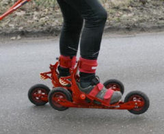 Skiken is een nieuwe sport welke skaten, langlaufen, schaatsen, biken en skiën met elkaar combineerd. Met gebruik van langlauf stokken.