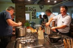 Samen brengen wij met plezier en gezelligheid de verschillende traditionele streekgerechten en regioproducten op nieuwe wijze op het bord samen. 