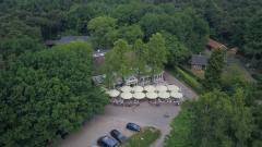 Optimaal genieten van de natuur, heerlijk wegdromen, lekker bijpraten en u geen moment zorgen maken over waar uw hapje of drankje blijft.