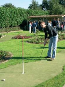 In een siertuin is een Adventure Golf-baan met 11 holes. De heuvelachtige baan loopt over beekjes en door perkjes.