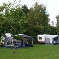 Kleinschalige camping met ruime plekken, dieren en prachtige natuur. Ervaar het buitenleven! We kijken ernaar uit om je te verwelkomen!
