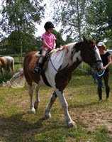 Nodig je vrienden en vriendinnetjes uit samen met jou allerlei activiteiten om en op de paarden te beleven.