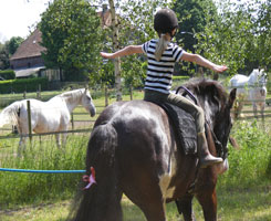 Bij het paard of op de paardenrug zijn verschillende oefeningen die het lichaamsbewustzijn van de mens bevorderen mogelijk.