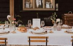 De High Tea bestaat uit heerlijke huisgemaakte zoete & hartige hapjes, thee uit biologische tuin. Sfeervol gedekte tafels en overvloed aan lekkers.