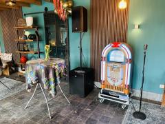 De mooiste en ook de grootste party jukebox van Nederland en België kun je huren bij Jukeboxhuren.nl