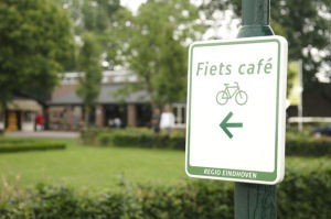 Kaasboerderij de Ruurhoeve is gelegen aan de knooppuntfietsroute nr 10 en 39 en wandelknooppuntroute 71, en is ook een fietscafé.