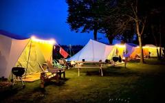 Verblijven in een ingerichte De Waard tent in de mooie Brabantse polder: genieten van het kampvuur, de hottub en de Brabantse gezelligheid.