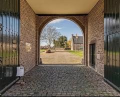 De poort staat voor u open! Laat u meevoeren door een enthousiaste gids die u langs de hoeve, tuin en het kasteel zelf leidt.