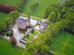 Er is alle reden om het fraai gelegen kasteel en zijn natuurlijke omgeving al dan niet individueel te ontdekken.