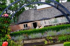 De Theetuin is de brasserie op het Landgoed van Kasteel Geldrop en maakt onderdeel uit van de Kasteelhoeve. 