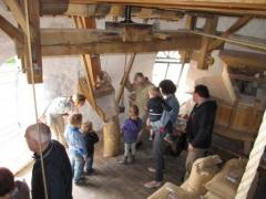 Rondleiding in de molen met een molenaar, die daarbij een werkende molen kan demonstreren.