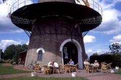 De molenwinkel is de plaats waar u dagelijks terecht kunt voor een kopje koffie, een sapje, zelfgebakken appeltaart, kruidkoek, worstenbrood etc.