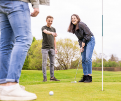 Pitch&Putt Golf in Oirschot: de uitdaging voor jong en oud! Sla een balletje, maak kennis met golf en geniet daarna op het terras van KOMAEN.