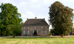 Het Grote Huis is geschikt voor 10 tot 12 personen. Het eeuwenoude voorhuis ademt een historische sfeer uit die uw fantasie zal prikkelen.