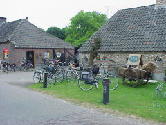 Deze oude buurtschap of herdgang is gelegen langs een vroegere, mogelijk Romeinse, heerbaan