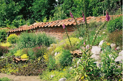 In de siertuin ziet men hoe je een ecologische tuin kan verwezenlijken en in de moes- en fruittuin vindt men ecologisch geteelde groenten en fruit.