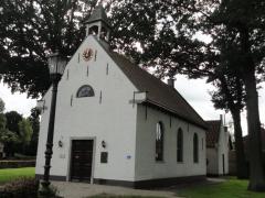 Het streekmuseum Alphen heeft een collectie urnen, gereedschappen en gebruiksvoorwerpen uit prehistorie en romeinse tijd uit de omgeving van Alphen.