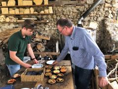 Pizza's samen maken en bakken in de houtgestookte oven bij de Paradijsvogels in Zuid-Limburg.
Limburgse pizza gezond en voedzaam.