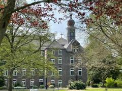 Een kijkje achter de kloostermuren, de plek van bezinning en ontmoeting. De monumentale kerk is altijd open. U bent van harte welkom!