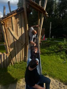 Werk samen tijdens verschillende teamspellen en probeer Der Saboteur te ontmaskeren. Het programma duurt 2 uur. Werk samen tijdens verschillende teamspellen en probeer Der Saboteur te ontmaskeren. Het programma duurt 2 uur.