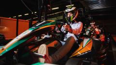 Race in elektrische karts over de indoor kartbaan van Playdôme Roosendaal. Je rijdt 2 sessies met tussendoor een pauzemoment. Race in elektrische karts over de indoor kartbaan van Playdôme Roosendaal. Je rijdt 2 sessies met tussendoor een pauzemoment.