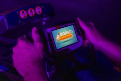 Combineer elektrisch karten met gamen. Je rijdt 2 sessies en gebruikt tijdens de race virtuele power-ups en bonussen. Combineer elektrisch karten met gamen. Je rijdt 2 sessies en gebruikt tijdens de race virtuele power-ups en bonussen.
