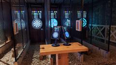 Gooi een uur lang met hakbijlen en speel verschillende geprojecteerde spellen. Vooraf krijg je uitleg van een spelbegeleider. Gooi een uur lang met hakbijlen en speel verschillende geprojecteerde spellen. Vooraf krijg je uitleg van een spelbegeleider.