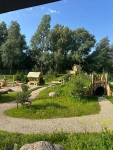 Klim, klauter en ontdek in de buitenspeeltuin van Playdôme Roosendaal. Kinderen spelen met natuurlijke materialen zoals hout, zand, water en steen. Klim, klauter en ontdek in de buitenspeeltuin van Playdôme Roosendaal. Kinderen spelen met natuurlijke materialen zoals hout, zand, water en steen.