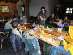 Ik geef keramiek workshops voor kinderen of volwassenen in mijn eigen atelier en op locatie.