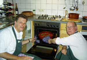 In een geoutilleerde boerderijkeuken, kunnen groepen onder begeleiding koken.