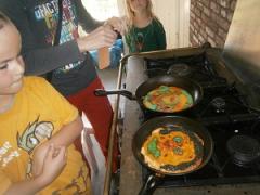 “Torenhoge taarten en koddige koekjes” In een klein groepje leer je koken.