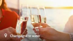 Geniet van een hapje, een drankje, het kabbelende water…