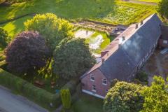 Groepsaccommodatie, gelegen in het dorpje Castenray, in een landelijke en agrarische omgeving, te midden van nog in bedrijf zijnde boerderijen.