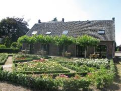 Op het campingterrein bevinden zich drie vakantievakantiehuizen in een historische boerderij uit de achttiende eeuw.