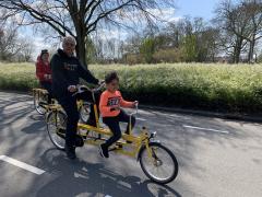 Gezelligheid gegarandeerd, met z'n tweeën op een tandem en uw kind kan op eigen tempo meefietsen.