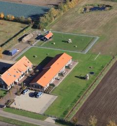 Kom met uw familie- of vriendengroep naar deze luxe groepsaccommodatie voor maximaal 26 personen met 13 slaapkamers en 7 badkamers.