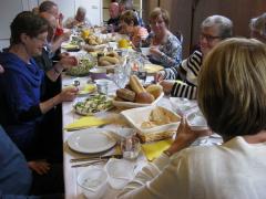 Geniet van een zelfgemaakte High Tea met kruidige hapjes en drankjes.